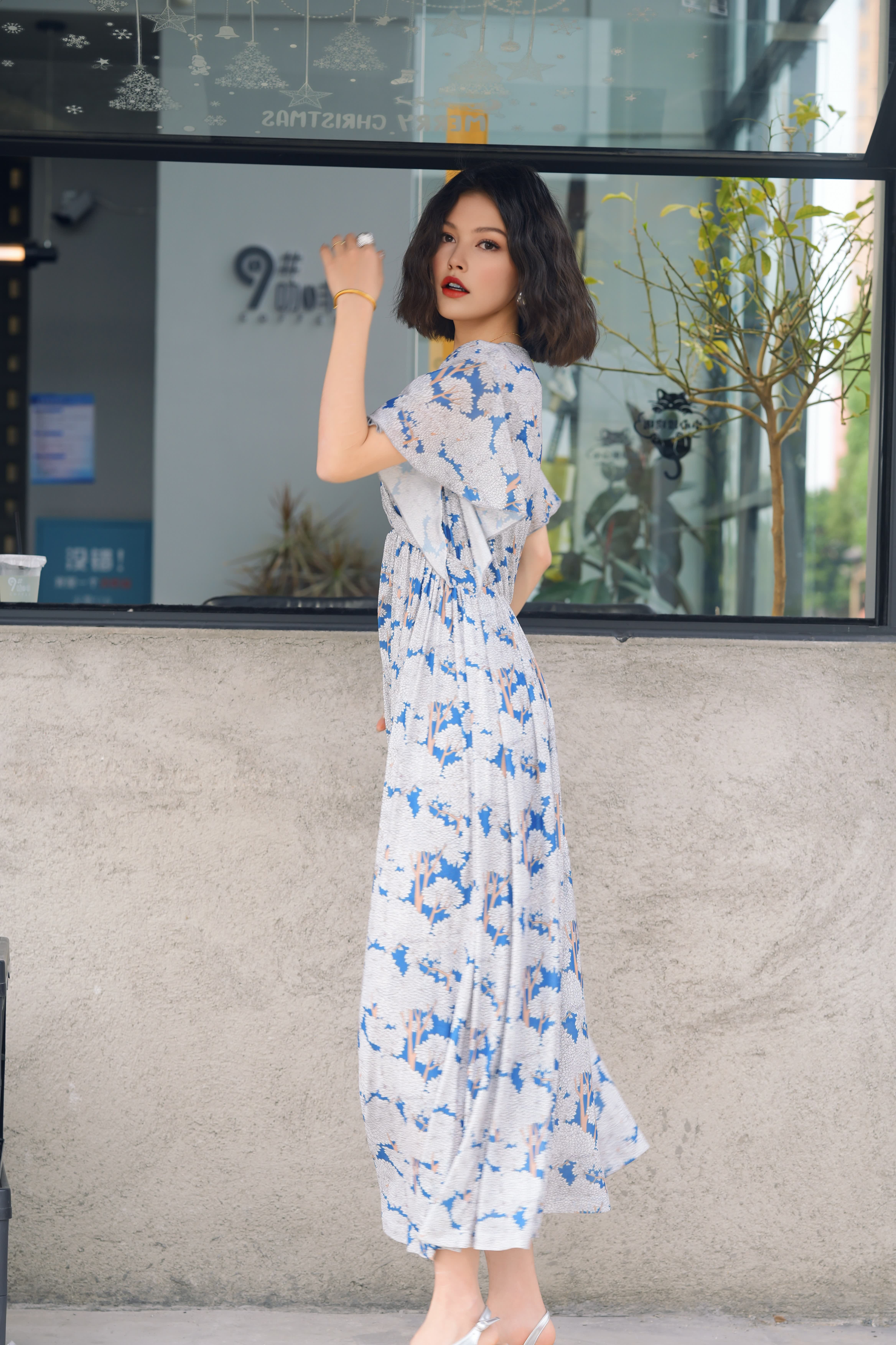 HZHJ's new original designer white flower flying dress with cross floral patterns for high-end light luxury runway show