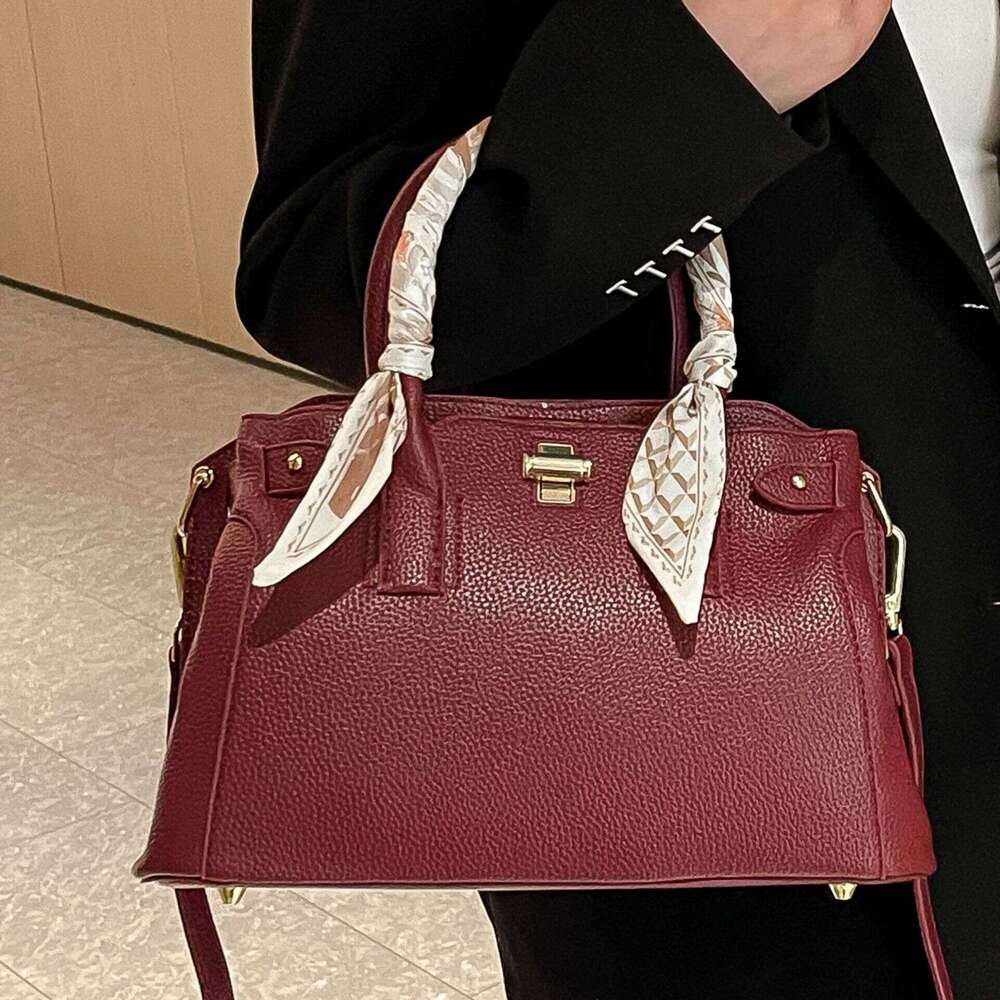 2025 New Fashion Commuter Style Large Capacity Single Shoulder Crossbody Bag with Lock for Women