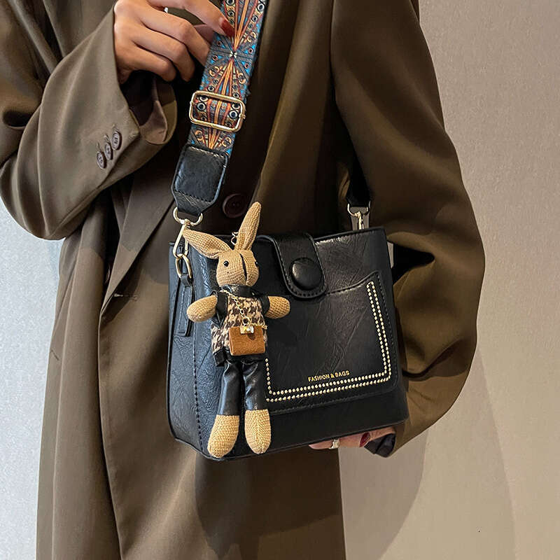 Niche Korean Retro Spring Summer Versatile Commuter Wide Strap Crossbody for Women New High-end Bucket Bag