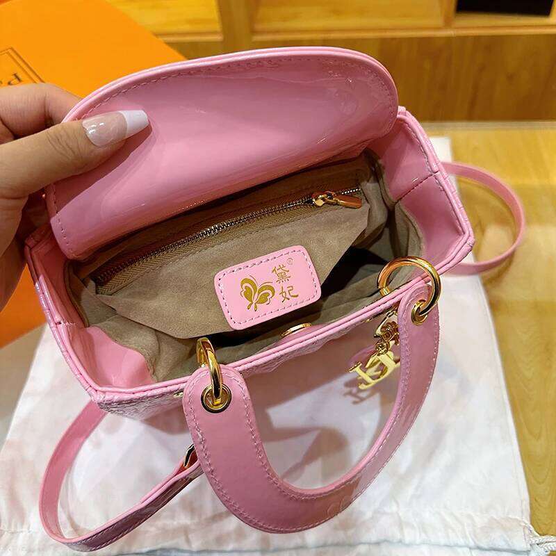 High-End Tote Messenger Bag Large Capacity Best For Superstar Show Elegant Leather Vintage Design