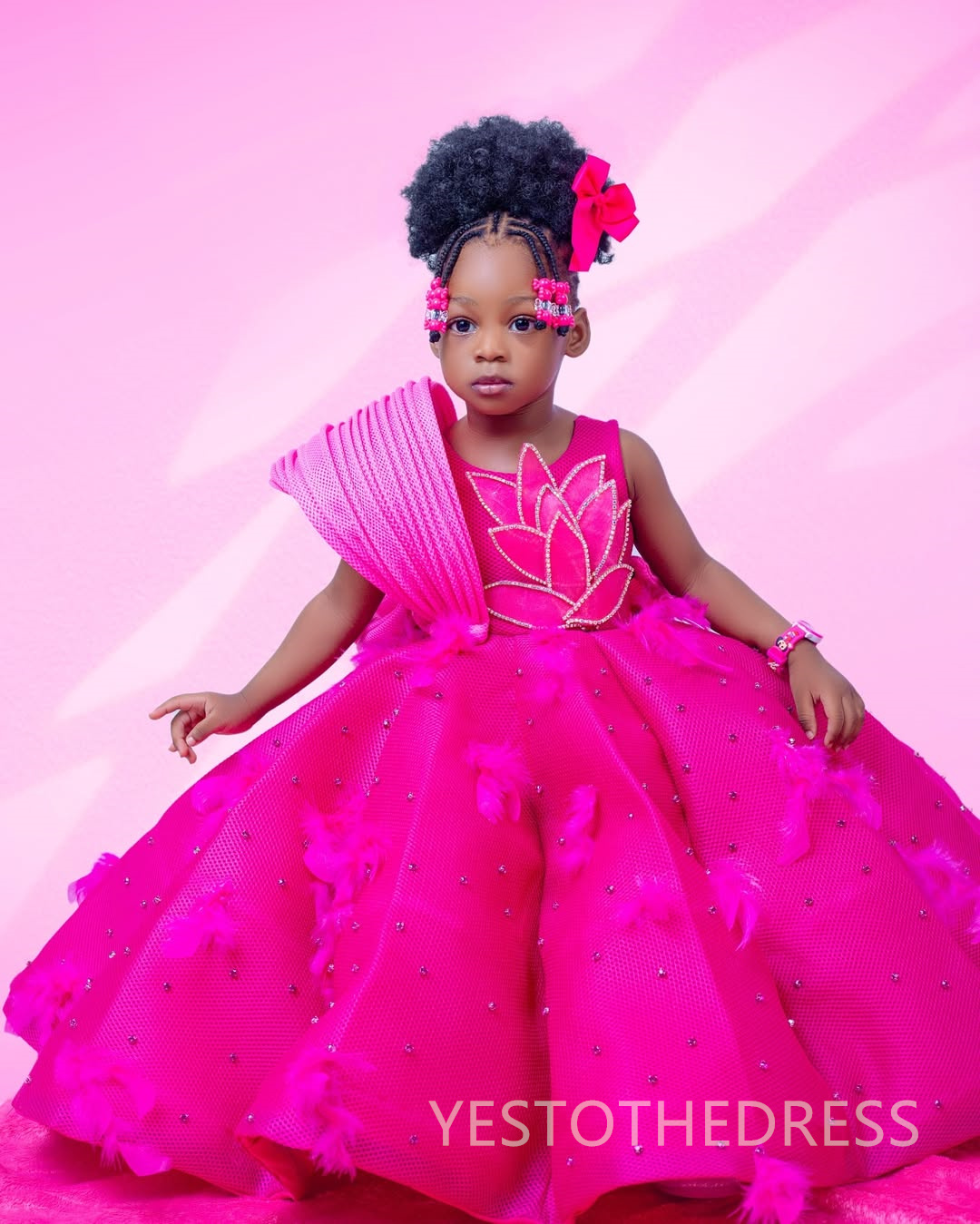2025 Hot Pink Flower Girl Dresses Children Birthday Dress Illusion Feather Flora Applique Beaded Lace Tiered Tulle Princess Queen Ball Gown For Marria