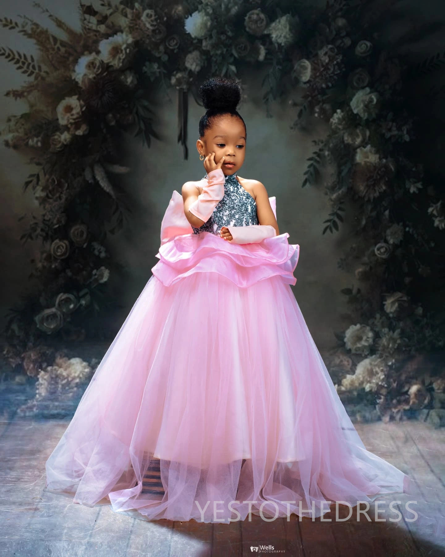 2025 Pink Flower Girl Dresses Children Birthday Dress Illusion Halter Rhinestone Flora Applique Beaded Lace Tiered Tulle Princess Queen Ball Gown For 