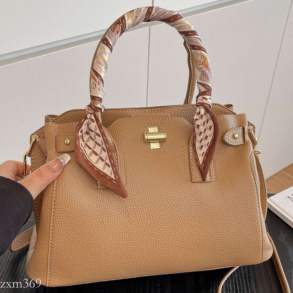 2025 New Fashion Commuter Style Large Capacity Single Shoulder Crossbody Bag with Lock for Women