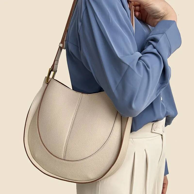 Large capacity single shoulder crossbody bucket soft niche light leather women's bag new trendy saddle bags high-quality