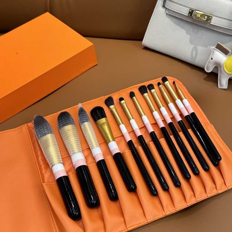 12-Piece Carriage Makeup Brush Set Woolen Gift Box Packaging for Home Office Gift Giving for Women