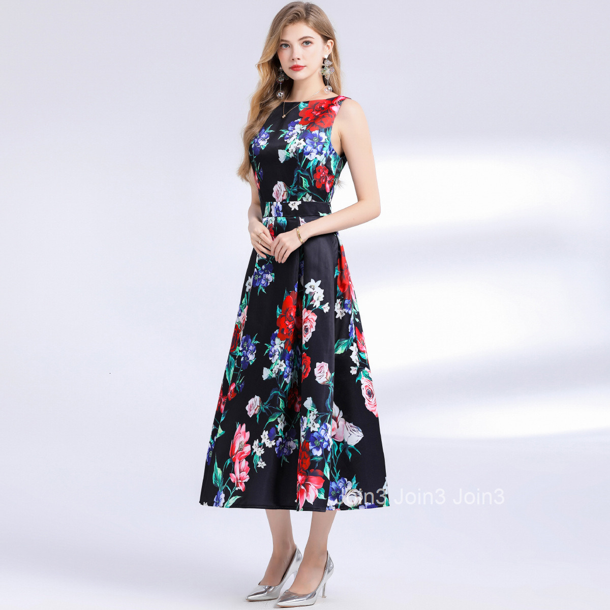 6015 Sleeveless High-Waisted Dress with Three-Dimensional Tailoring and Waist-Cinching A-Line Dress