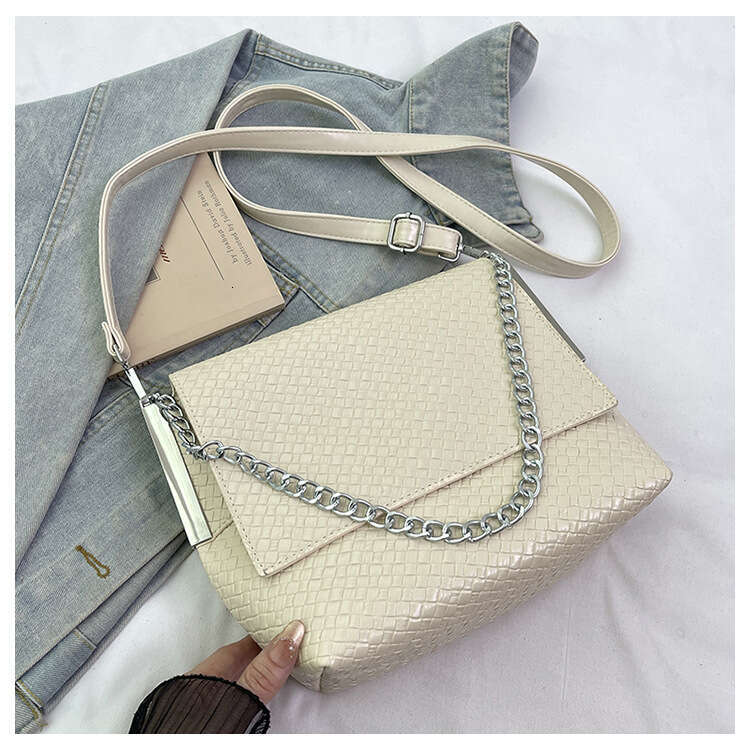 2025 New High-End Fashion Chain Underarm Large Capacity Woven Crossbody Casual Commuter Shoulder Bag Trendy