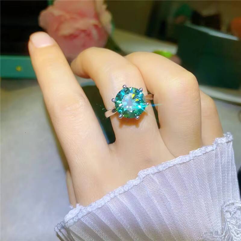 American Color-Blocked Green Moissanite Diamond Ring Super Strong Classic Six-Claw Design Perfect Best Gift for Best Anniversary
