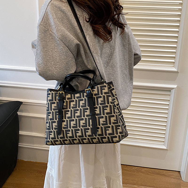 Designer Bag Luxury Bag Charms Women S Tote New Large Capacity Soft Leather Like Shoulder Bag Shoulder Retro Fashion Commuter Purse