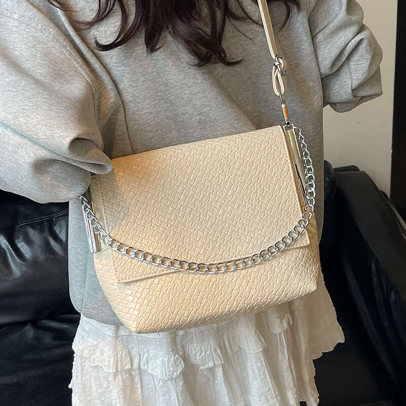 2025 New High-End Fashion Chain Underarm Large Capacity Woven Crossbody Casual Commuter Shoulder Bag Trendy