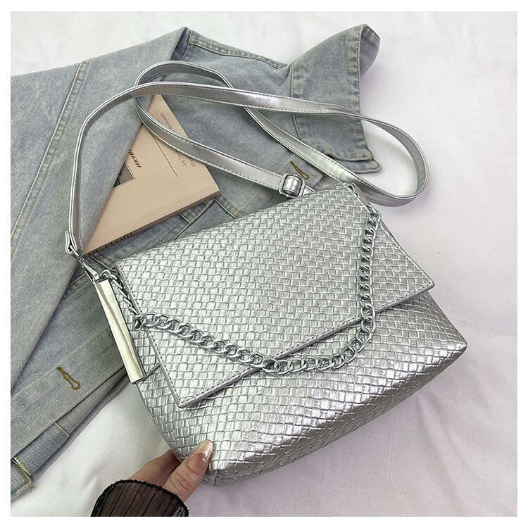 2025 New High-End Fashion Chain Underarm Large Capacity Woven Crossbody Casual Commuter Shoulder Bag Trendy