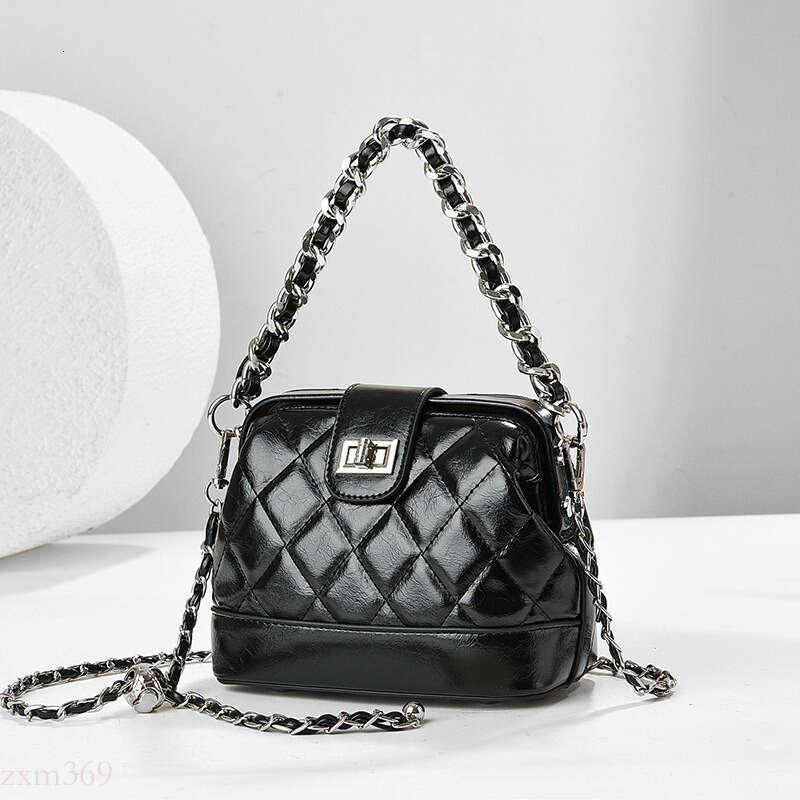 High-end Niche Quilted Embroidery Shell New Fashion Versatile Shoulder Commuter Crossbody Mini Bag