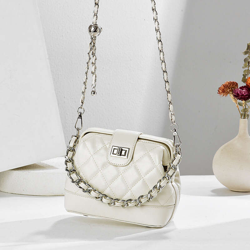 High-end Niche Quilted Embroidery Shell New Fashion Versatile Shoulder Commuter Crossbody Mini Bag