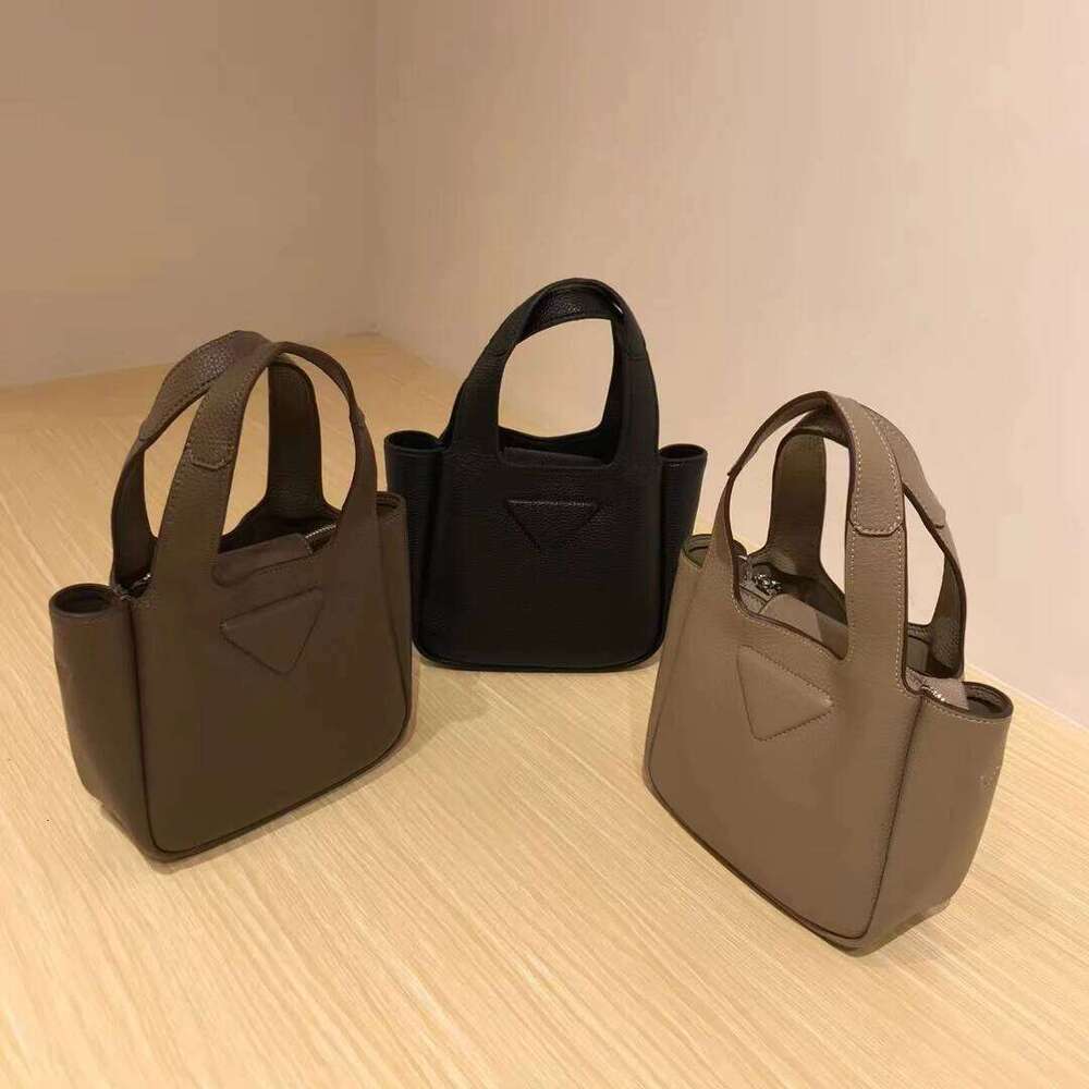 Retro Handheld Bucket Bag with High Quality Leather Soft and Portable Office Shoulder Crossbody Handbag