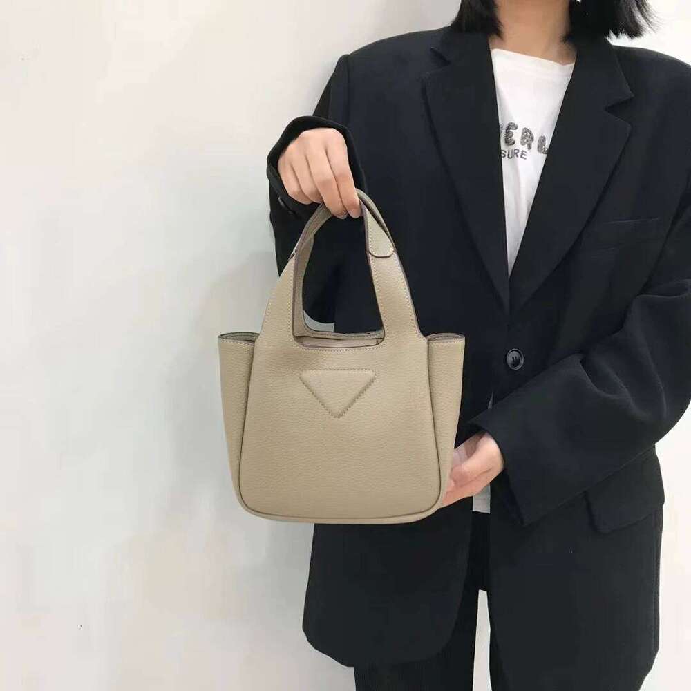 Retro Handheld Bucket Bag with High Quality Leather Soft and Portable Office Shoulder Crossbody Handbag