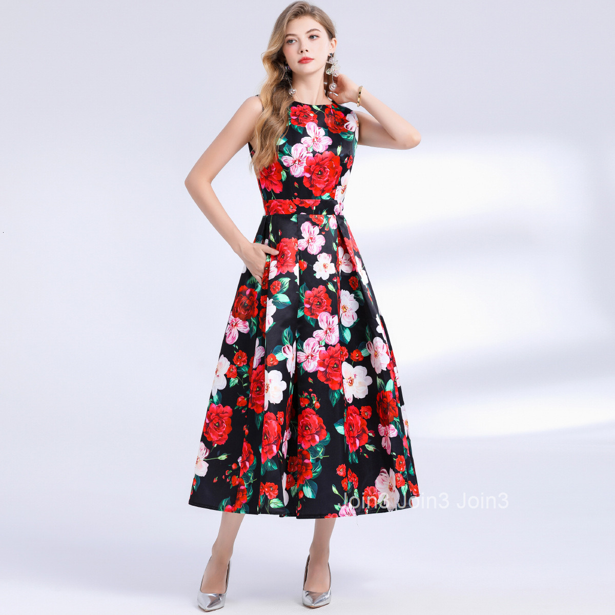 6015 Sleeveless High-Waisted Dress with Three-Dimensional Tailoring and Waist-Cinching A-Line Dress