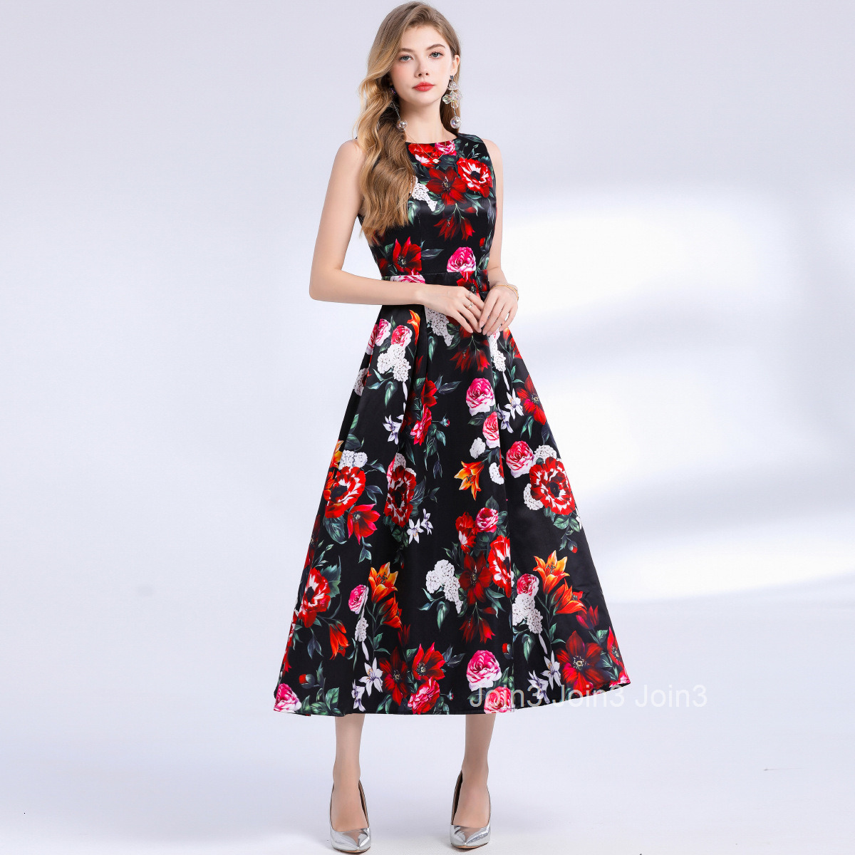 6015 Sleeveless High-Waisted Dress with Three-Dimensional Tailoring and Waist-Cinching A-Line Dress