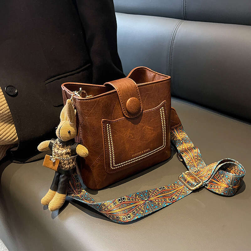 Niche Korean Retro Spring Summer Versatile Commuter Wide Strap Crossbody for Women New High-end Bucket Bag