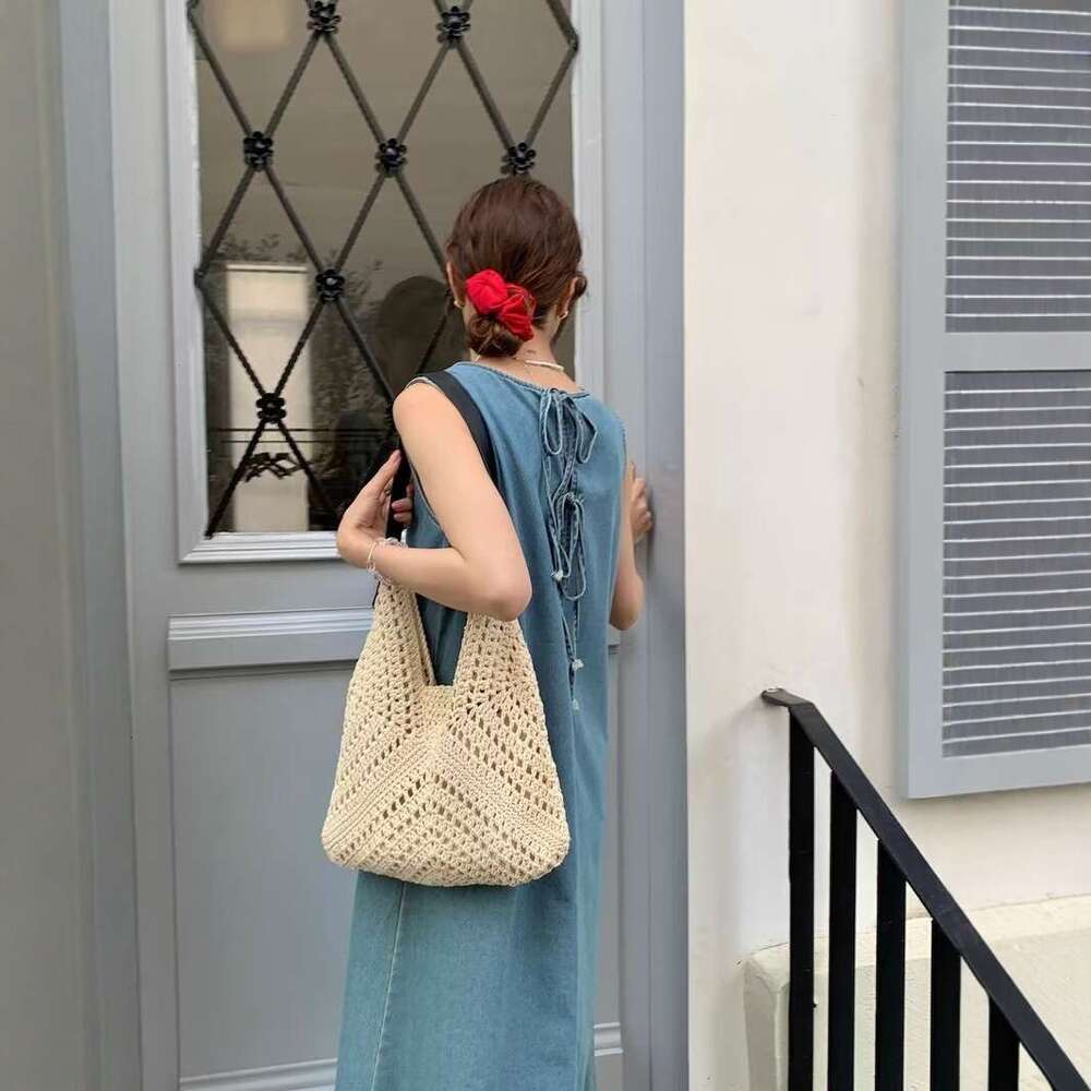 Vacation Style Beach Straw Woven Bag for Women 2025 New Fashion Niche Design Mesh Shoulder Handbag