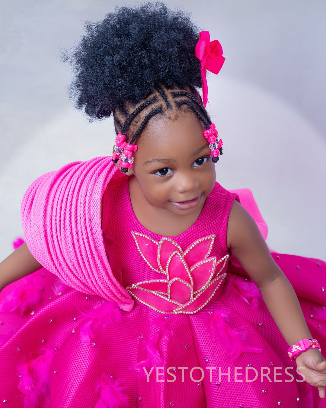 2025 Hot Pink Flower Girl Dresses Children Birthday Dress Illusion Feather Flora Applique Beaded Lace Tiered Tulle Princess Queen Ball Gown For Marria