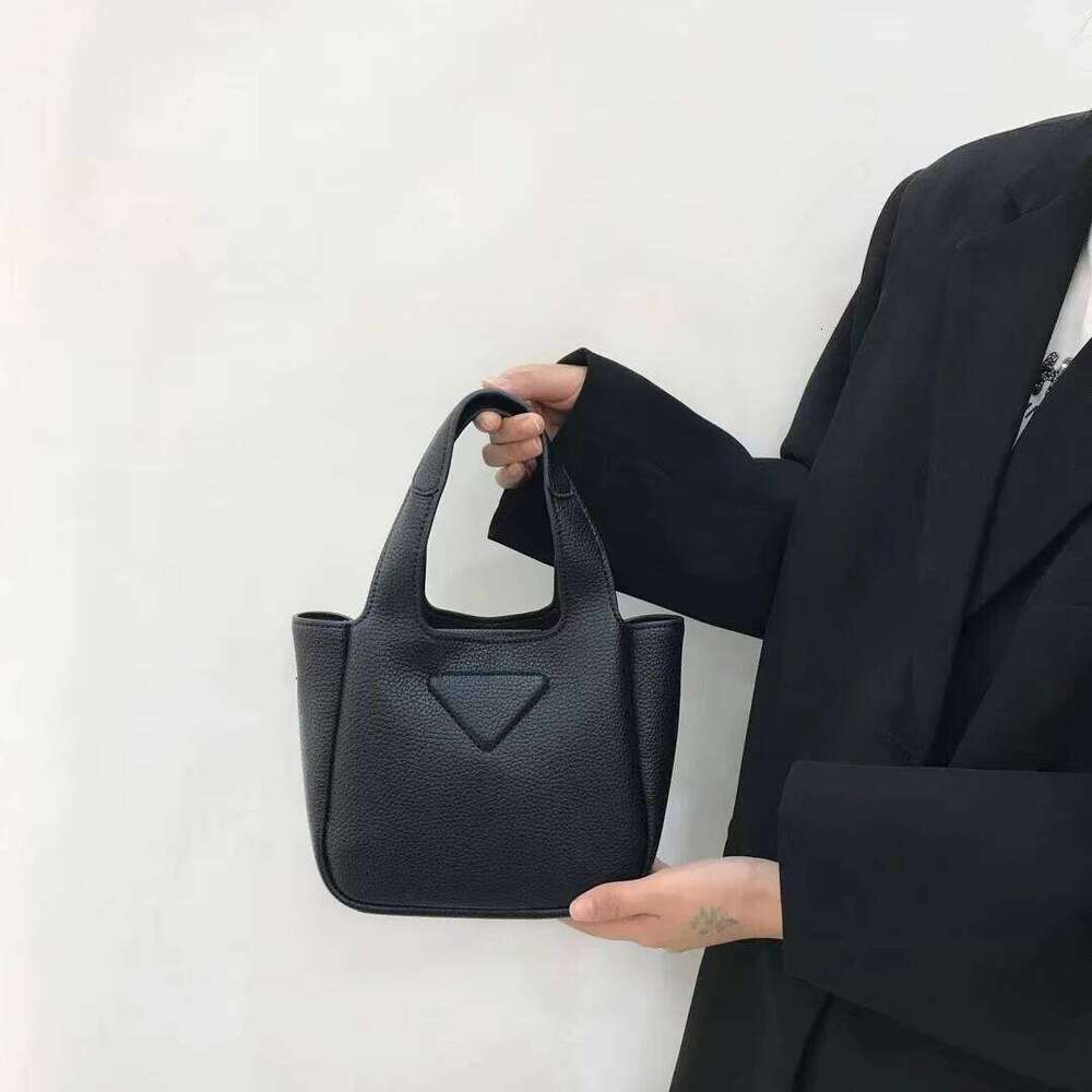 Retro Handheld Bucket Bag with High Quality Leather Soft and Portable Office Shoulder Crossbody Handbag