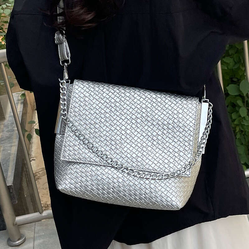 2025 New High-End Fashion Chain Underarm Large Capacity Woven Crossbody Casual Commuter Shoulder Bag Trendy