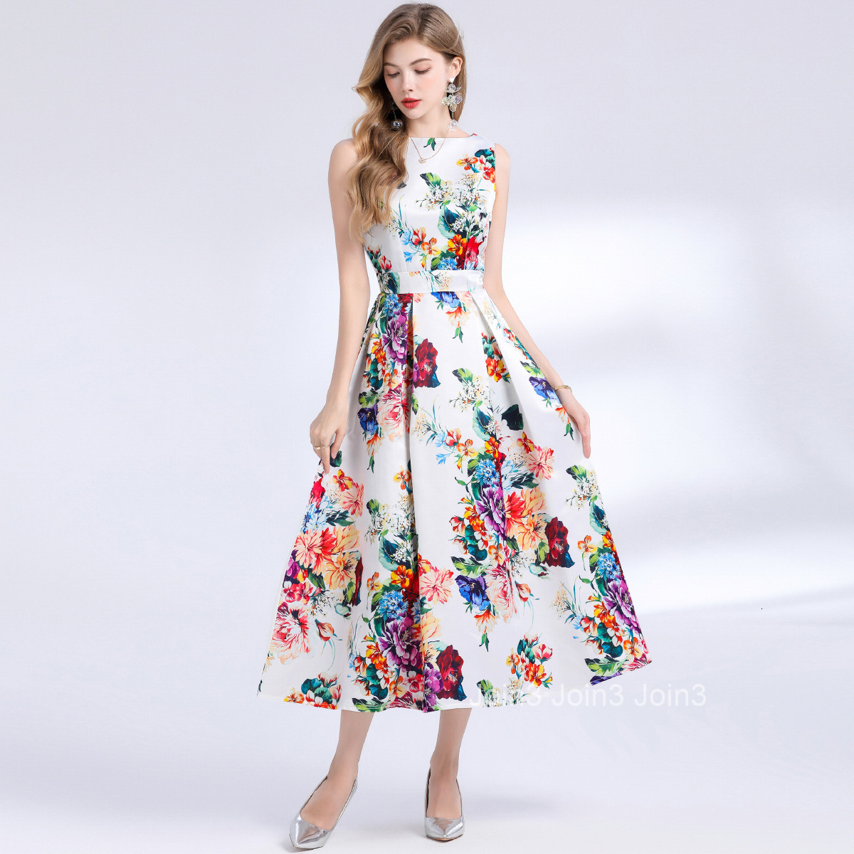 6015 Sleeveless High-Waisted Dress with Three-Dimensional Tailoring and Waist-Cinching A-Line Dress