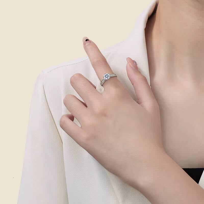 Moissanite Ring Six-prong Moissanite Ring D Color S925 Pure Silver Fashionable and Light Luxury