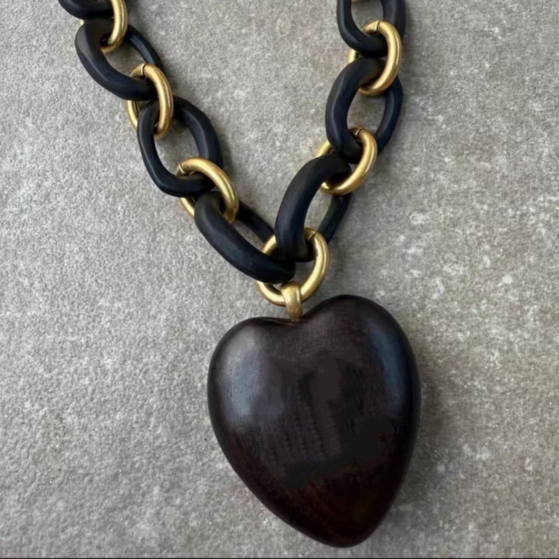 Women Designer Charms Necklace High Quality Gold Plated Golden Luxury Letter Wooden Heart Pendant Necklae Earrings Clips for Girls Women