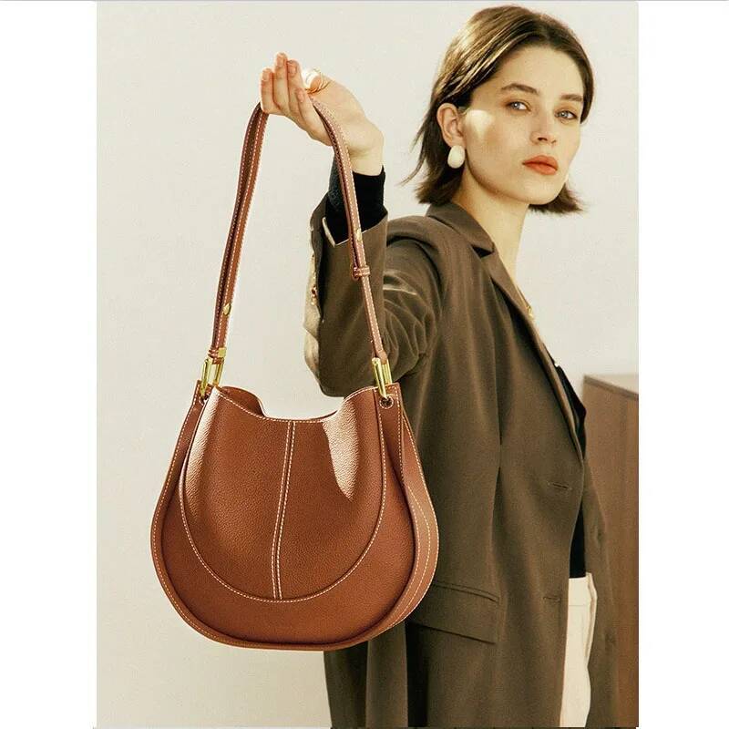Large capacity single shoulder crossbody bucket soft niche light leather women's bag new trendy saddle bags high-quality