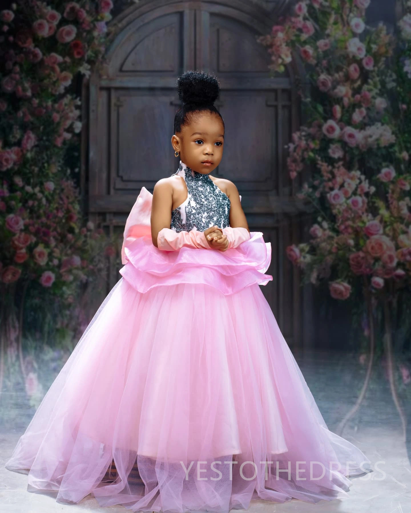 2025 Pink Flower Girl Dresses Children Birthday Dress Illusion Halter Rhinestone Flora Applique Beaded Lace Tiered Tulle Princess Queen Ball Gown For 