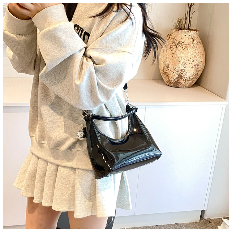 2025 Summer New Women's Crossbody Bag Fashion Summer New Fashion Handbag Fashion Personalized Commuter Women's Shoulder Bag New women's