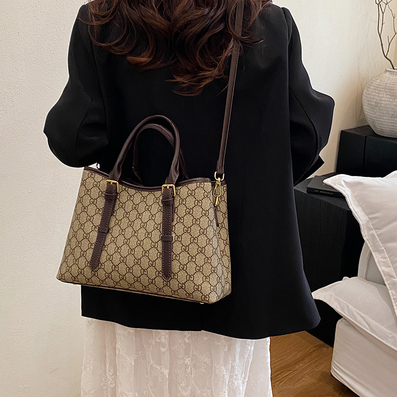 Designer Bag Luxury Bag Charms Women S Tote New Large Capacity Soft Leather Like Shoulder Bag Shoulder Retro Fashion Commuter Purse