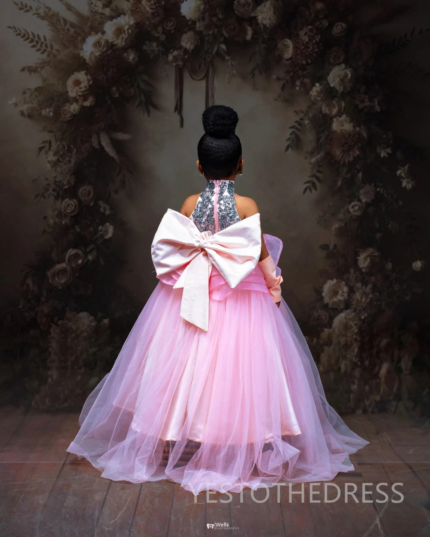 2025 Pink Flower Girl Dresses Children Birthday Dress Illusion Halter Rhinestone Flora Applique Beaded Lace Tiered Tulle Princess Queen Ball Gown For 