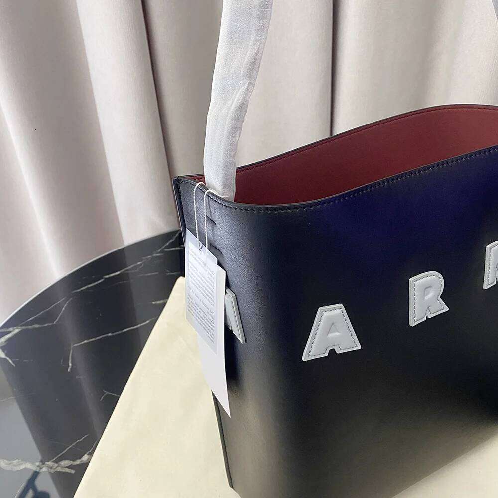 Luxury, new fashion design, high-quality leather, simple and large-capacity one-shoulder ladies' Korean handbag