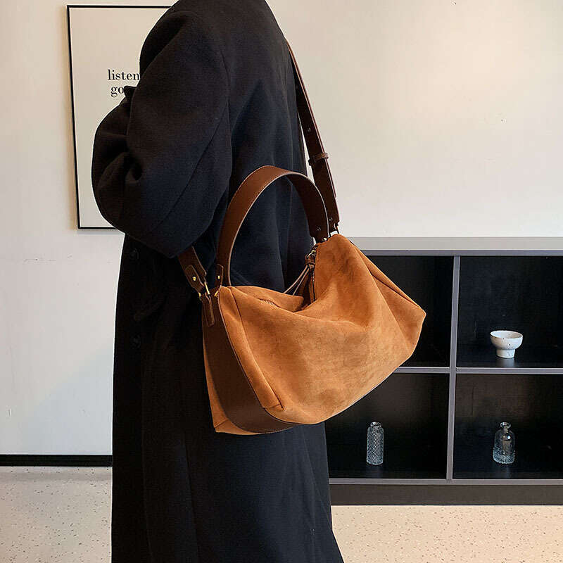 Niche Design Underarm for Women, Autumn Winter 2022 New Trendy Shopping Commuter Bag, Matte Large Capacity Shoulder Bag