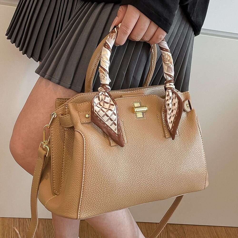 2025 New Fashion Commuter Style Large Capacity Single Shoulder Crossbody Bag with Lock for Women