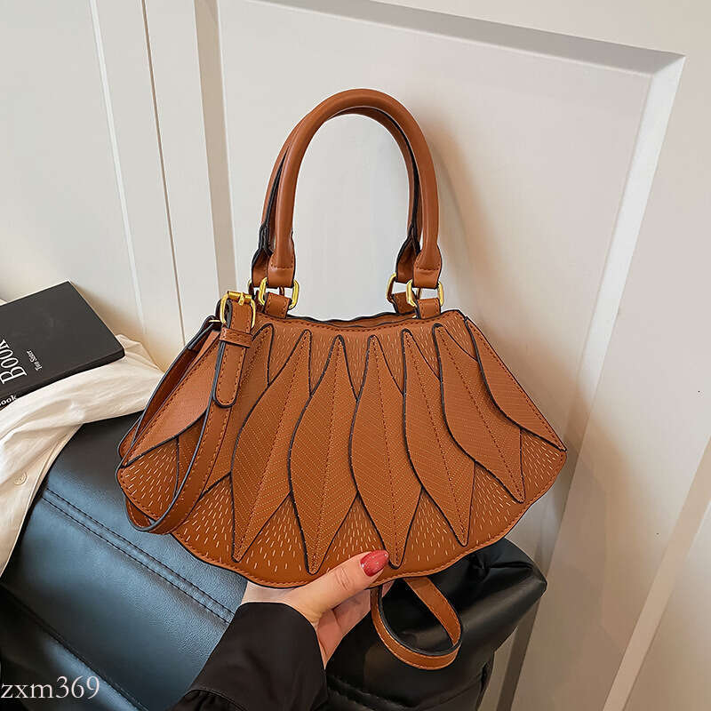 Ins Trendy Design Fan 2025 New Summer Versatile Shoulder Fashion Crossbody Women's Bag