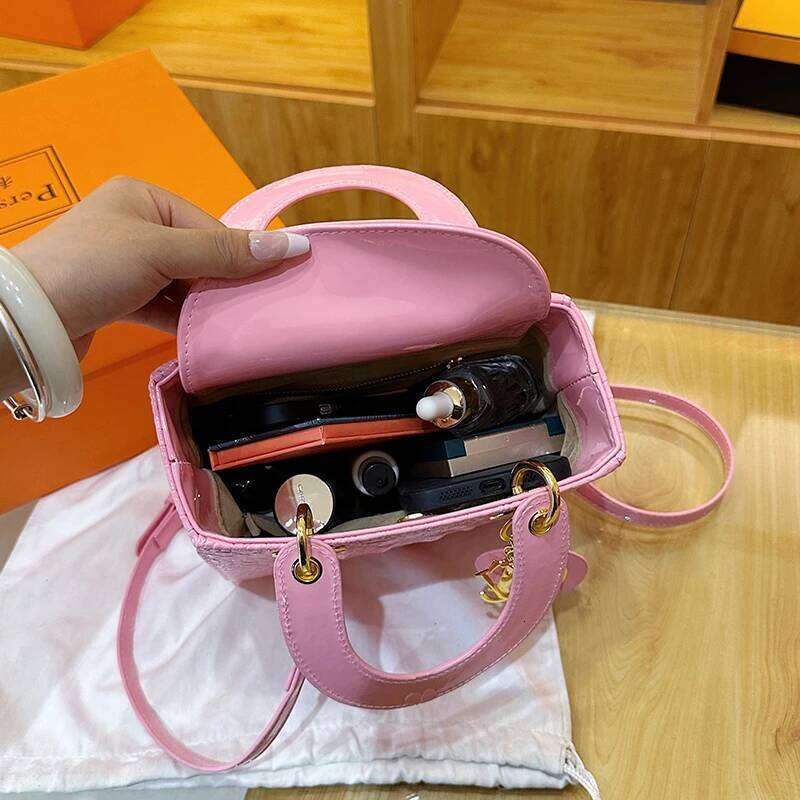 High-End Tote Messenger Bag Large Capacity Best For Superstar Show Elegant Leather Vintage Design