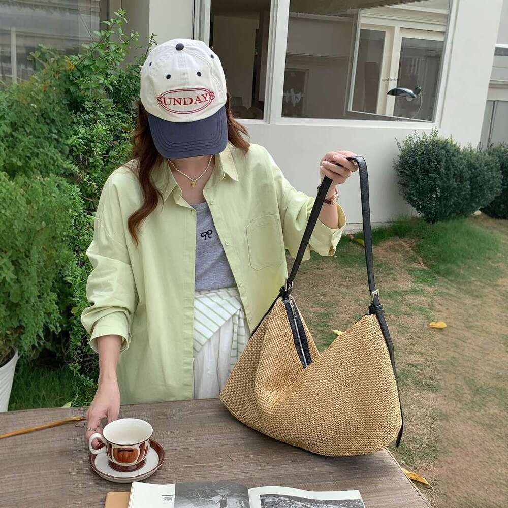 2025 New Korean Woven Straw Shoulder Street Vacation Style Women's Bag