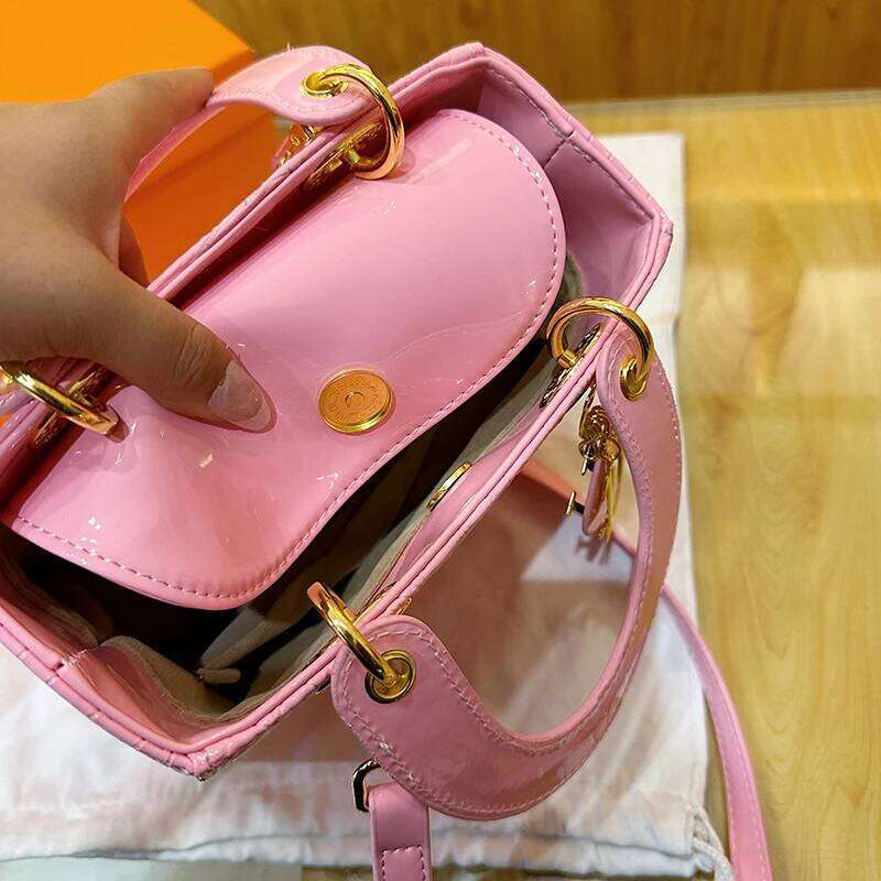 High-End Tote Messenger Bag Large Capacity Best For Superstar Show Elegant Leather Vintage Design