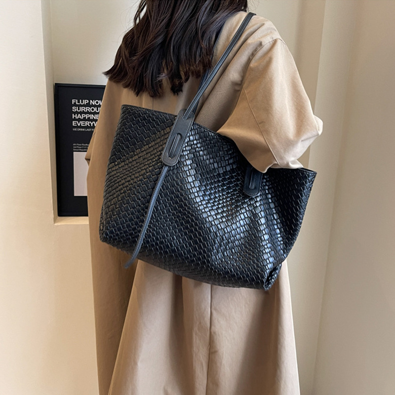High-end large capacity woven underarm tote bag for women new retro hand-held shoulder bag for commuting in 2025