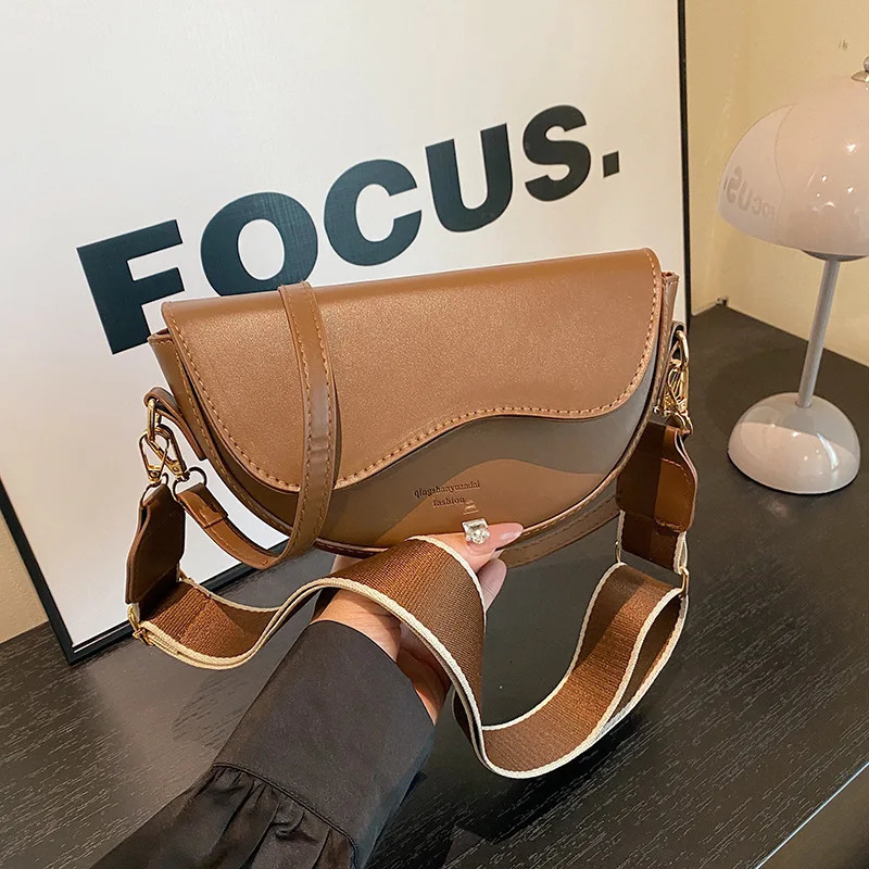 Vintage PU Leather Crossbody Bag for Women Small Saddle Shoulder Bag with Wide Strap Flap 250717