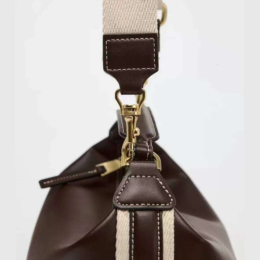 Luxury brand new PU leather ladies portable fashion retro double zipper half moon design shoulder wallet.