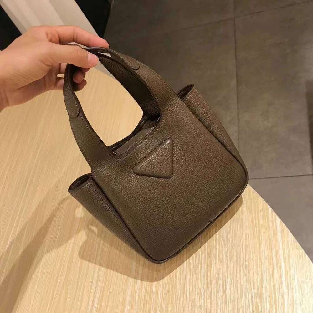 Retro Handheld Bucket Bag with High Quality Leather Soft and Portable Office Shoulder Crossbody Handbag