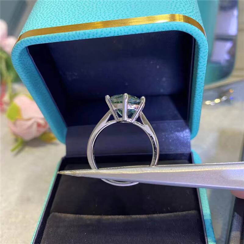 American Color-Blocked Green Moissanite Diamond Ring Super Strong Classic Six-Claw Design Perfect Best Gift for Best Anniversary