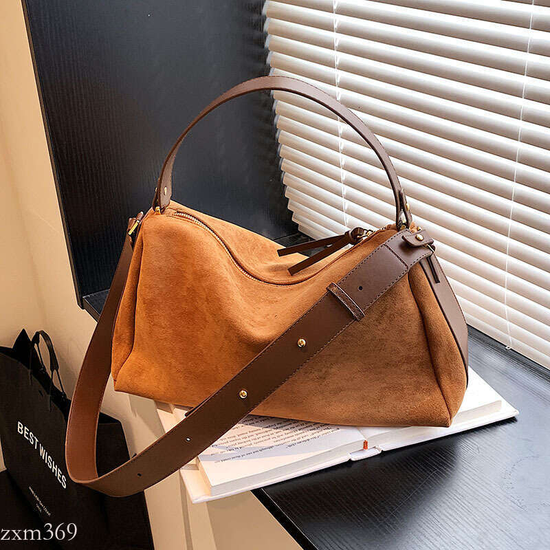 Niche Design Underarm for Women, Autumn Winter 2022 New Trendy Shopping Commuter Bag, Matte Large Capacity Shoulder Bag