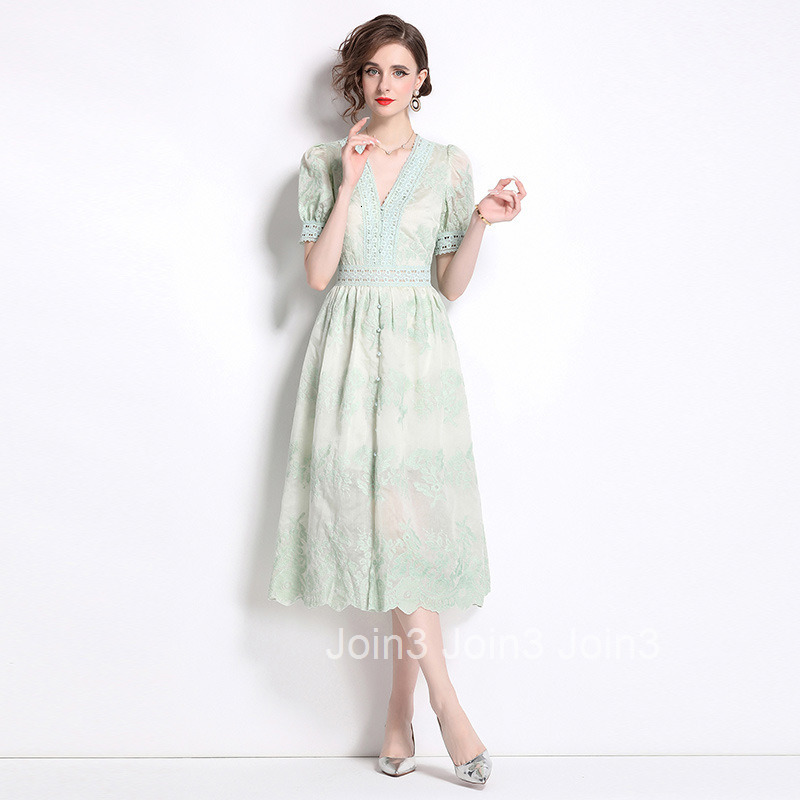 8582 new embroidered V-neck dress with lace and lace style slim fit skirt