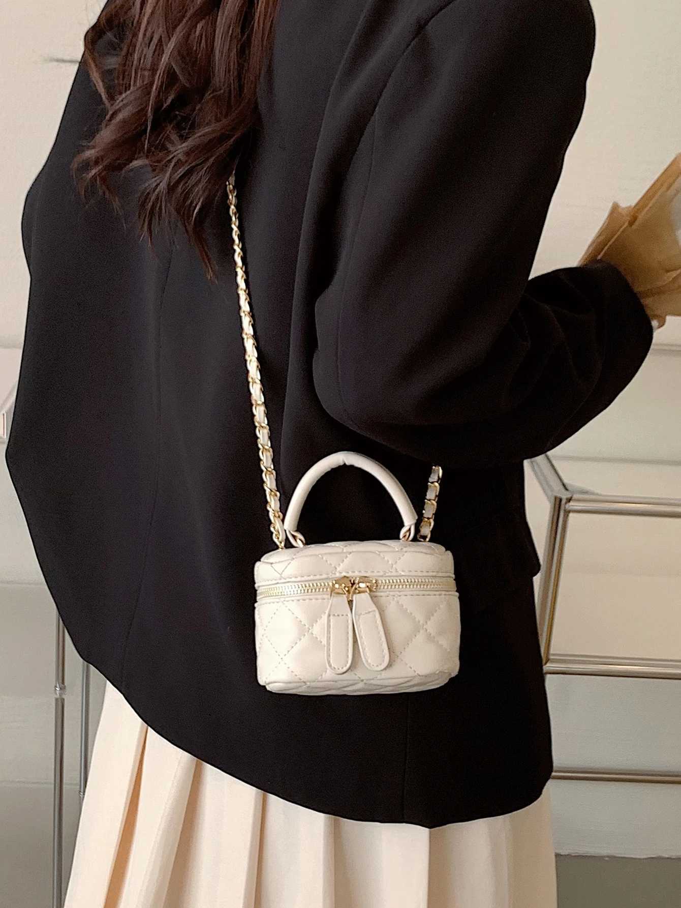 Diamd Quilted Leather Bucket Bag with Gold Chain Shoder Strap and Golden Zipper Details MtiColor Ripped Edge Vintage Styl Y251022
