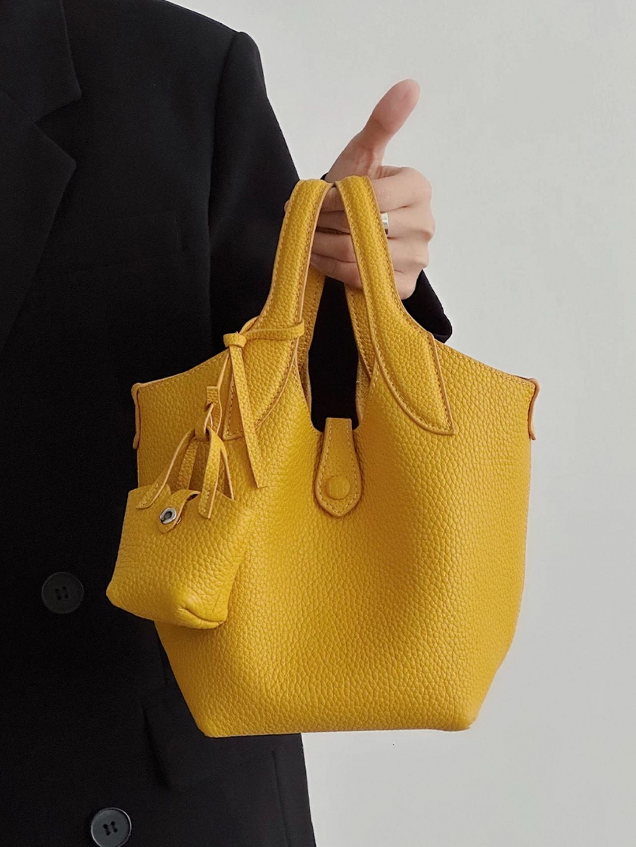 Summer new women's crossbody bag, summer new bucket shaped handbag, new light luxury niche handheld women's women's shoulder bag, new d